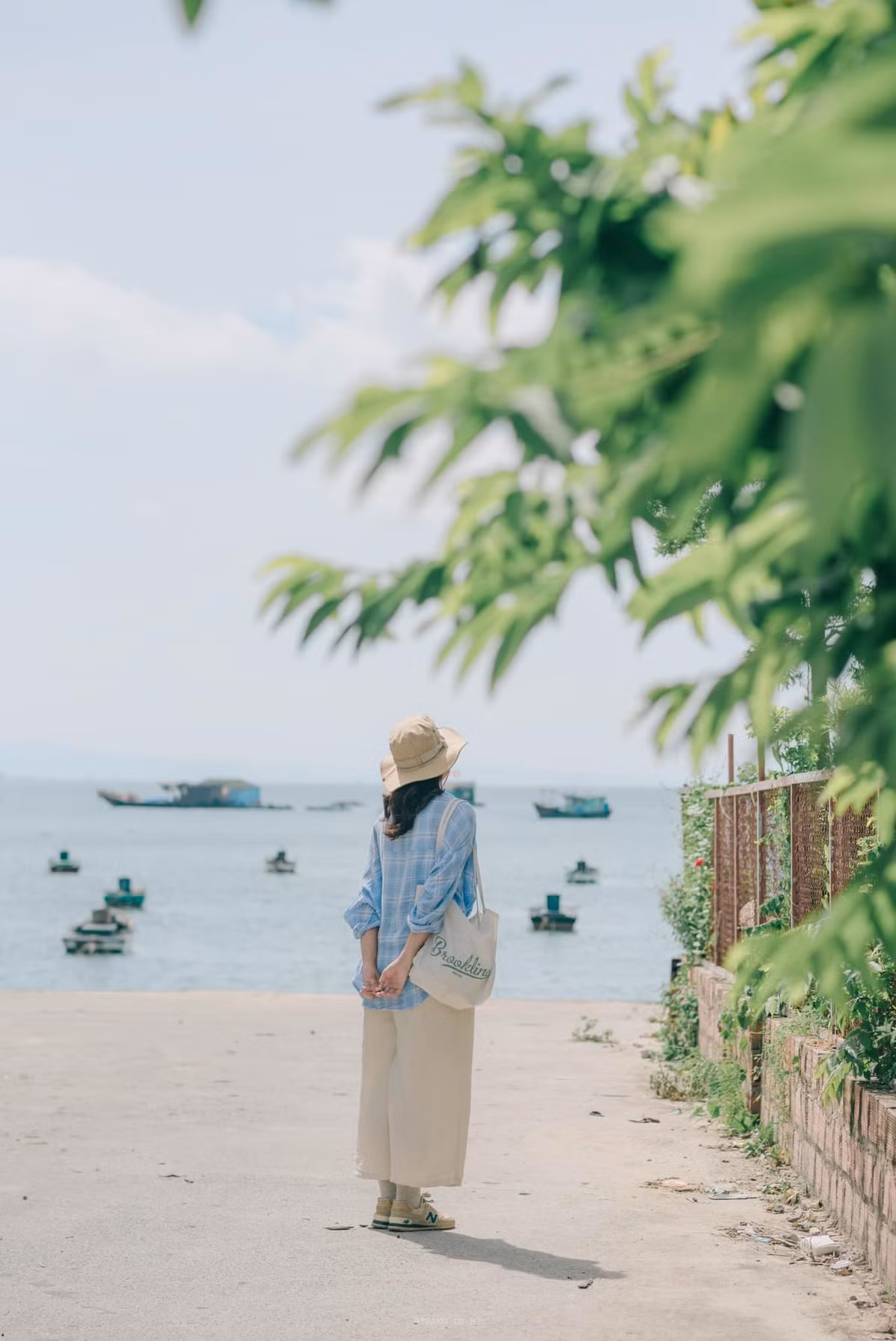Đảo Thanh Lân nổi bật với những bãi biển vắng vẻ và không gian hoang sơ, là điểm đến lý tưởng cho những ai yêu thích thiên nhiên tĩnh lặng. Du khách có thể thư giãn trên bãi biển, tắm biển, hoặc tham gia các hoạt động ngoài trời như trekking rừng nguyên sinh hay câu cá. Ảnh Trang Phạm