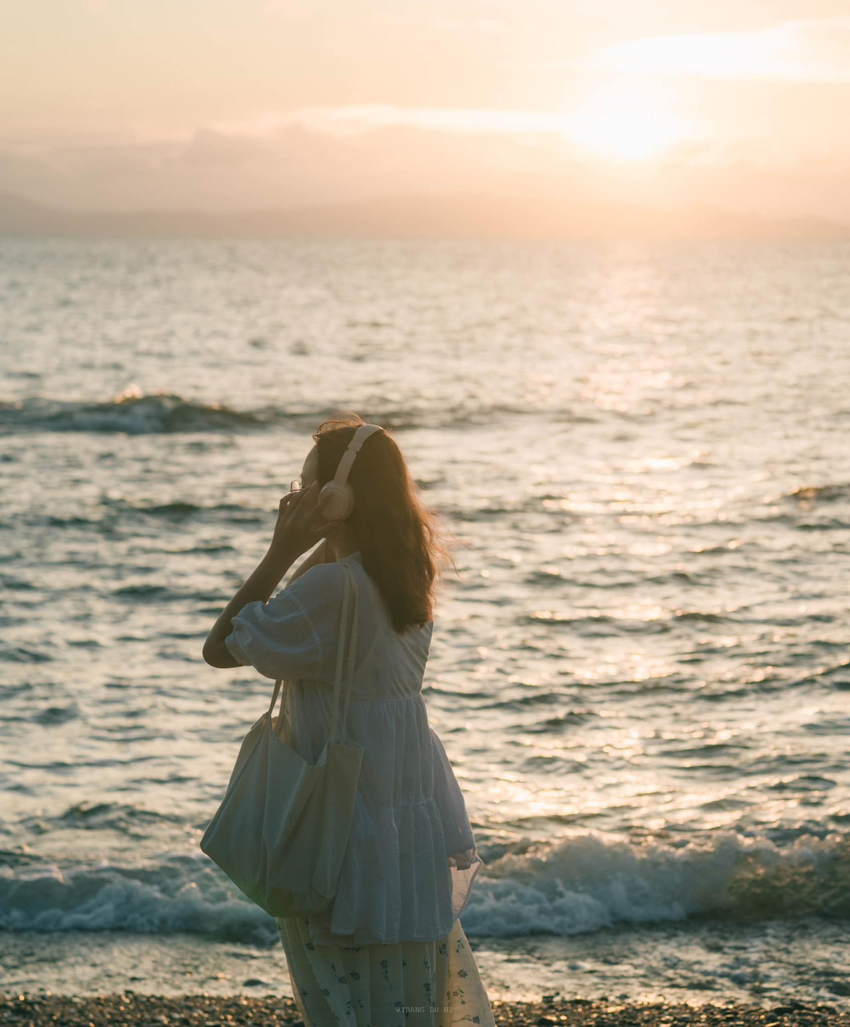 Vì đảo còn khá hoang sơ, du khách nên chuẩn bị đầy đủ đồ dùng cá nhân như thuốc men, kem chống nắng, đồ bơi, giày đi bộ và pin dự phòng. Mạng di động trên đảo yếu, không có Wi-Fi mạnh, giúp du khách hoàn toàn tách biệt khỏi công việc và hòa mình vào thiên nhiên tĩnh lặng. Ảnh Trang Phạm