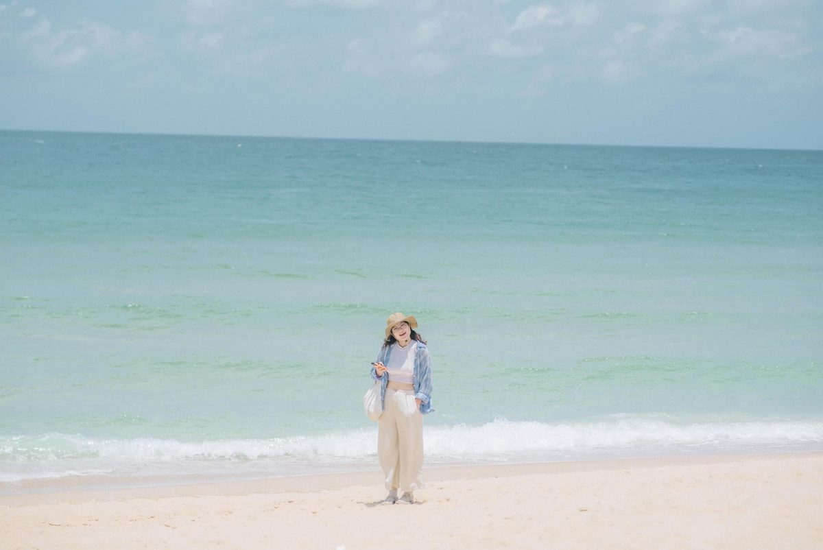 Thanh Lân, với vẻ đẹp hoang sơ, tĩnh lặng, là điểm đến lý tưởng cho những ai muốn trốn khỏi sự ồn ào của thành phố, tìm lại sự bình yên giữa thiên nhiên biển cả. Chỉ với 2 ngày 1 đêm, bạn đã có thể tận hưởng những trải nghiệm thư giãn tuyệt vời, khám phá cảnh đẹp nguyên sơ và nạp đầy năng lượng cho mùa hè này. Hãy lên kế hoạch và đến Thanh Lân, để “nạp vitamin sea” và tận hưởng kỳ nghỉ hè đáng nhớ. Ảnh Trang Phạm