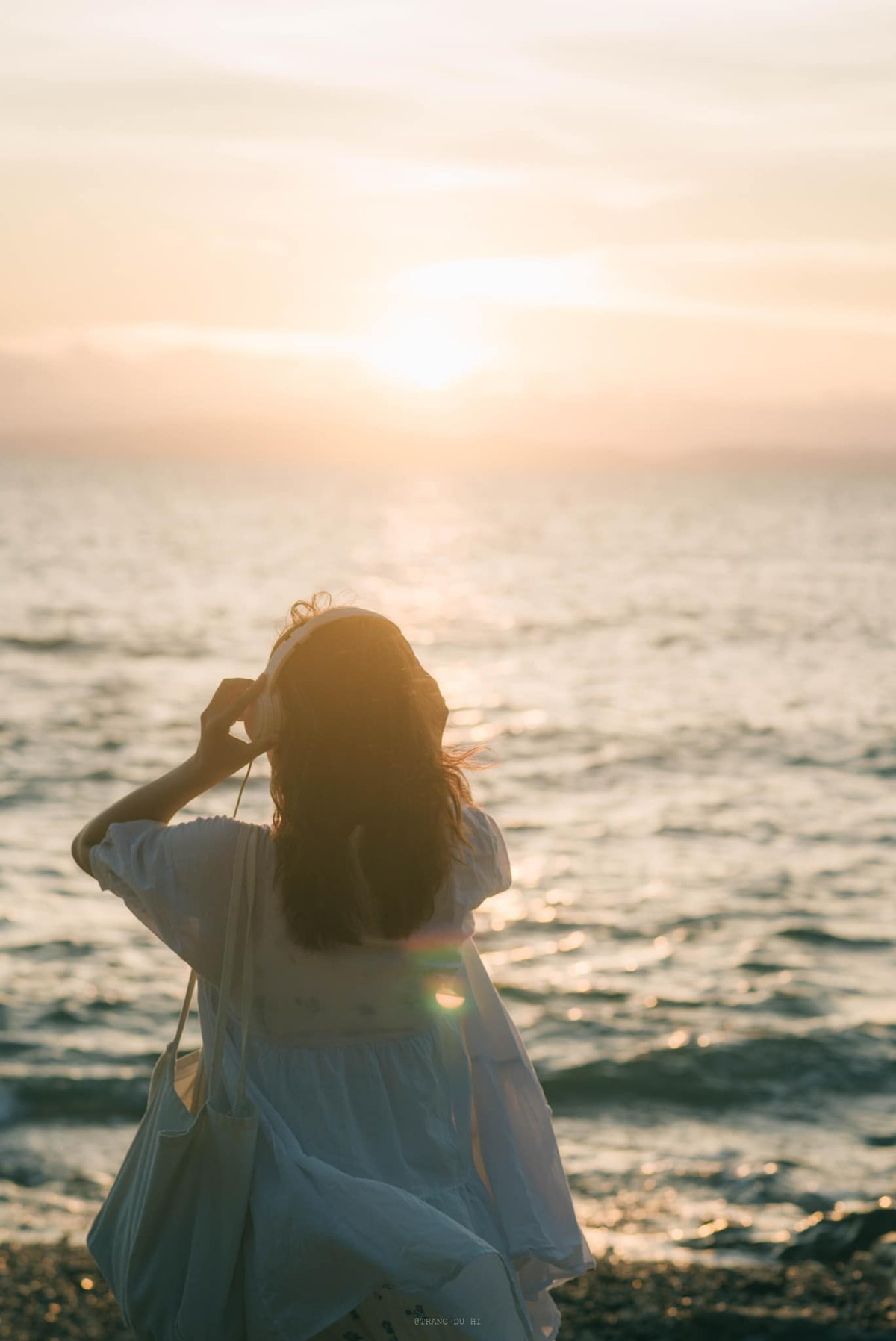 Du khách có thể trải nghiệm cảm giác sống gần gũi với thiên nhiên, thức dậy ngắm bình minh bên bãi biển vắng lặng, hoặc thưởng thức những bữa ăn giản dị do chính người dân địa phương nấu. Du khách có thể lưu trú tại nhà nghỉ Thanh Lân, homestay Bà Lan,... Ảnh Trang Phạm