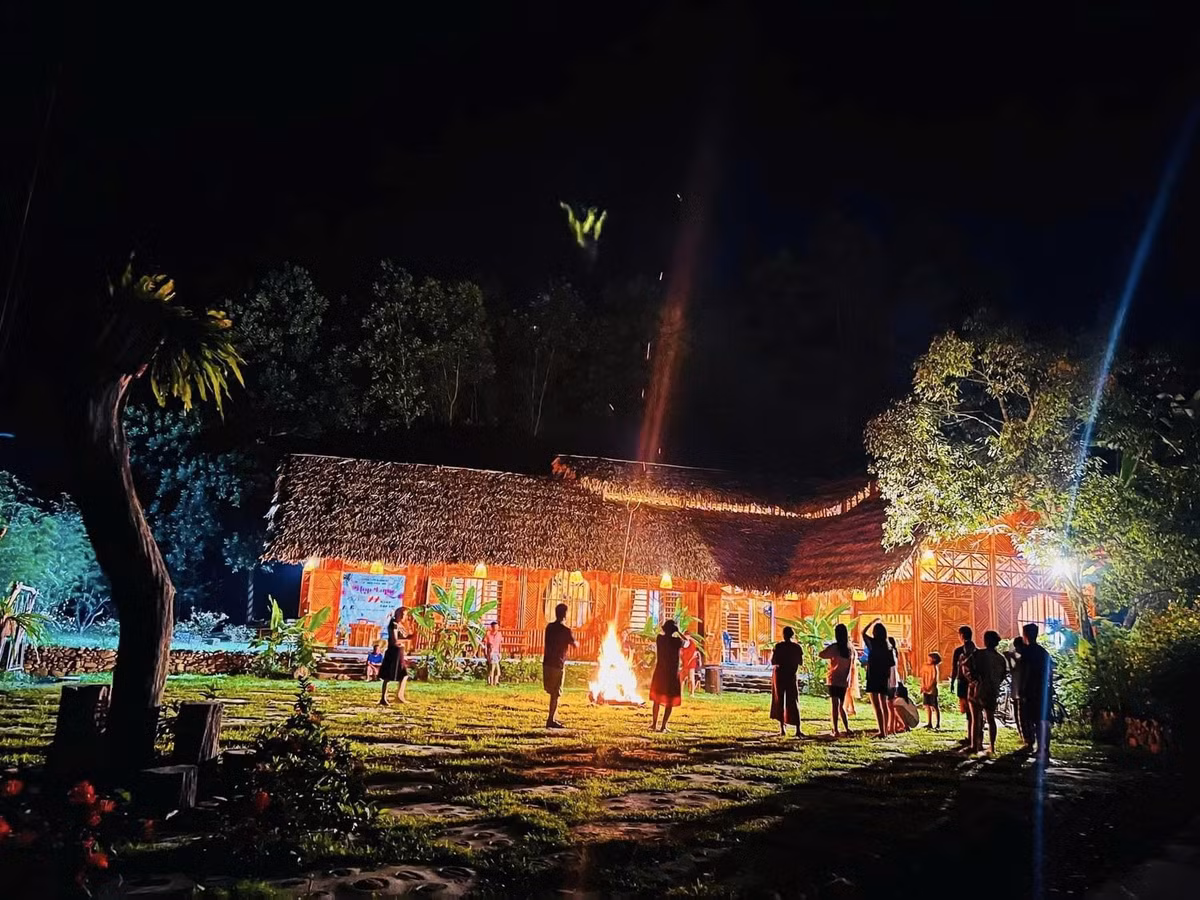 Vào các dịp lễ truyền thống như lễ Cấp sắc, Tết dài hay cúng Bàn Vương, du khách được mời tới nhà dân, tham gia các nghi lễ, dùng bữa cùng gia chủ và hòa mình vào những điệu nhảy sạp, tiếng hát dân gian đầy sôi nổi, mang lại trải nghiệm văn hóa sống động và gần gũi. Ảnh Am Váp Farm