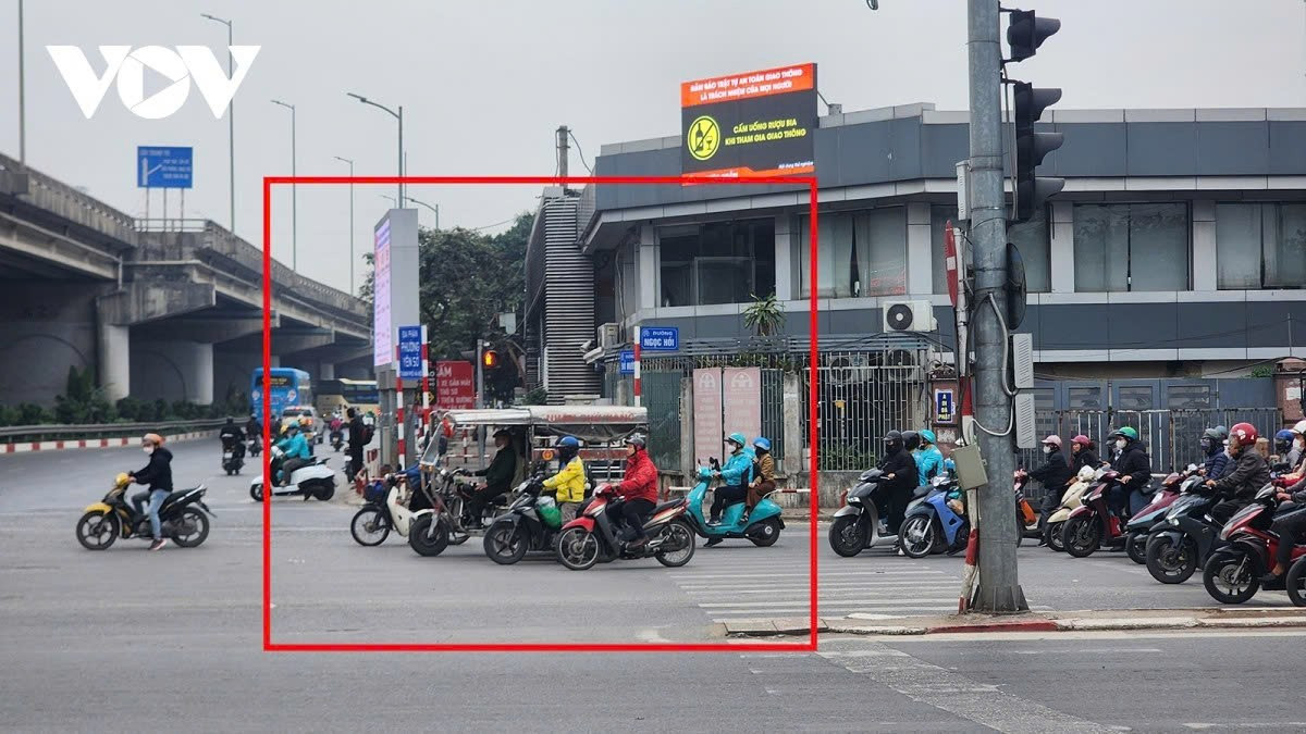 Mặc dù TP Hà Nội vận hành gần 2.000 camera AI trên địa bàn nhưng tại một số nút giao, tuyến đường lớn, nhạy cảm như tại khu vực quanh bến xe Nước Ngầm vẫn chưa được lắp đặt, dẫn đến tình trạng giao thông vẫn lộn xộn, thậm chí có thời điểm "hỗn loạn".