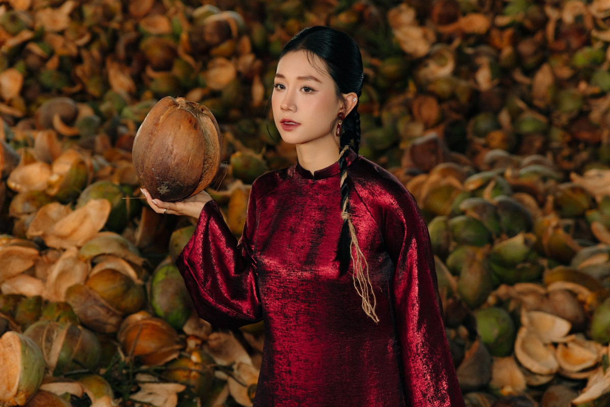 Những ngày cận Tết, khi nắng phương Nam trải dài trên mặt nước sông Thom, làng nghề chỉ xơ dừa An Thạnh (xã Mỏ Cày, tỉnh Vĩnh Long) bỗng trở thành điểm đến được nhiều bạn trẻ, nhiếp ảnh gia và du khách tìm về để lưu giữ khoảnh khắc xuân trong tà áo dài truyền thống.