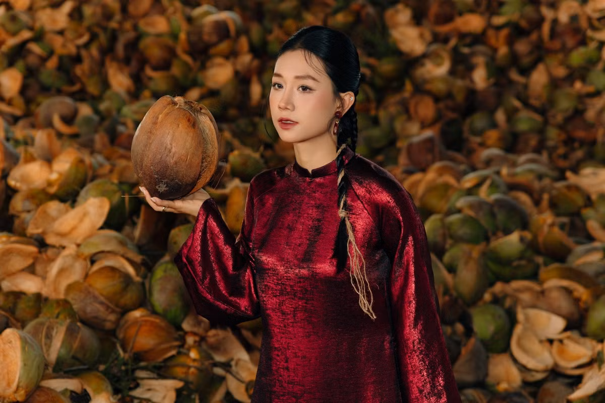 Những ngày cận Tết, khi nắng phương Nam trải dài trên mặt nước sông Thom, làng nghề chỉ xơ dừa An Thạnh (xã Mỏ Cày, tỉnh Vĩnh Long) bỗng trở thành điểm đến được nhiều bạn trẻ, nhiếp ảnh gia và du khách tìm về để lưu giữ khoảnh khắc xuân trong tà áo dài truyền thống.