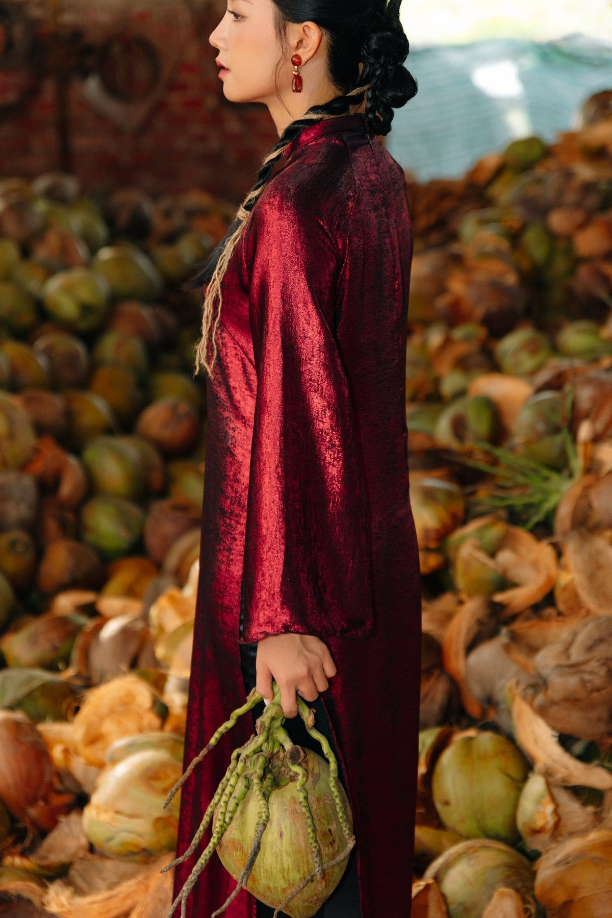 Từ sáng sớm, bến sông đã vang lên tiếng máy móc xen lẫn tiếng dao bổ dừa lách cách. Những người thợ lành nghề thoăn thoắt đưa trái dừa lên chiếc dao sắt được cố định chắc chắn vào trụ gỗ, khéo léo tách đôi lớp vỏ cứng. Chỉ trong vài động tác gọn gàng, phần vỏ và phần sọ dừa đã được phân loại rõ ràng, chuẩn bị cho các công đoạn tiếp theo.