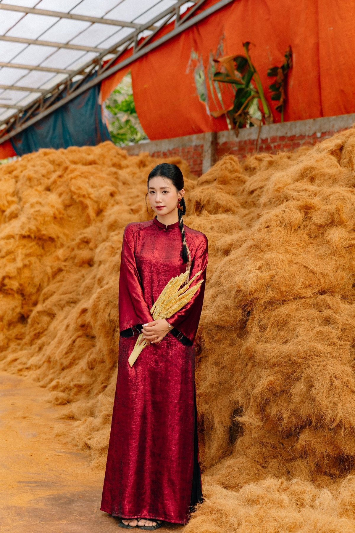 Đi dọc làng nghề, du khách dễ dàng cảm nhận nhịp sống chậm rãi nhưng không hề tĩnh lặng. Đó là nhịp thở của một làng nghề sống cùng dừa, lớn lên từ dừa và bền bỉ giữ nghề qua bao thăng trầm.