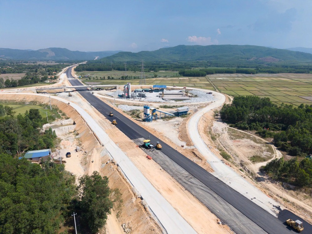 Công trường cao tốc Quảng Ngãi - Hoài Nhơn. Ảnh: NGUYỄN YÊN