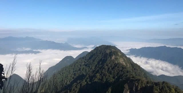 Pù Luông, cách Hà Nội khoảng 170 km, là khu du lịch sinh thái nổi tiếng của tỉnh Thanh Hóa. Du khách đến đây chủ yếu tham quan hai xã Cổ Lũng và Pù Luông, nơi vẫn giữ nguyên nét đẹp nguyên sơ của núi rừng, ruộng bậc thang và văn hóa đặc trưng của người Thái, Mường. Ảnh Ban Quản lý Khu BTTN Pù Luông
