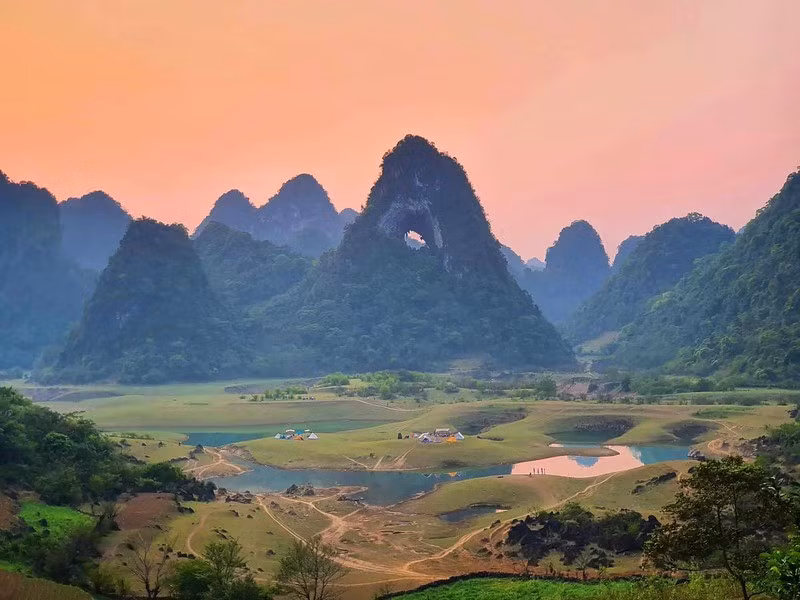 Khi cắm trại tại núi Mắt Thần, du khách cần lưu ý giữ gìn vệ sinh, không xả rác bừa bãi để bảo vệ cảnh quan và môi trường sinh thái nguyên sơ. Việc nhóm lửa cần được thực hiện đúng cách, lựa chọn vị trí an toàn, tránh gây cháy rừng, đặc biệt vào mùa khô. Du khách cũng không nên leo lên khu vực “mắt núi” vào mùa mưa vì đá trơn, tiềm ẩn nguy cơ trượt ngã. Bên cạnh đó, cần tôn trọng văn hóa bản địa, giữ trật tự, tránh gây ồn ào ảnh hưởng đến khu vực xung quanh. Để đảm bảo an toàn khi nghỉ lại qua đêm, nên chuẩn bị đầy đủ áo ấm, đèn pin, giày trekking và túi ngủ chuyên dụng. Ảnh Tico Travel