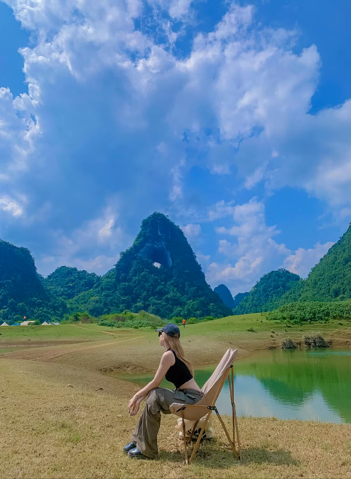 Về đêm, ánh lửa trại rực lên giữa thung lũng yên tĩnh, bên cạnh những bữa tiệc nướng đơn giản, tiếng guitar mộc và bầu trời đầy sao khiến bất kỳ ai cũng khó lòng quên được. Sáng sớm, màn sương mờ giăng kín đỉnh núi, tạo nên một khung cảnh tựa như chốn cổ tích. Ảnh Aki Lan