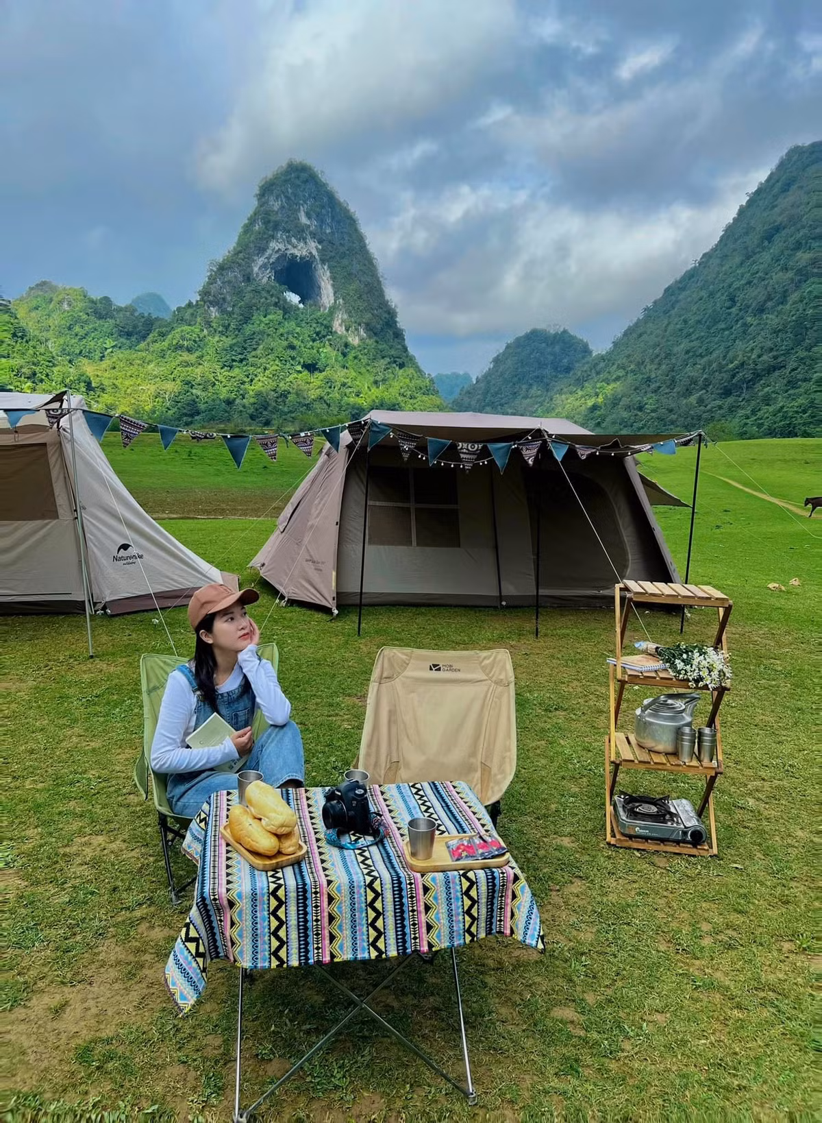 Trước xu hướng tìm về thiên nhiên hoang sơ, nhiều công ty lữ hành đã thiết kế tour đến núi Mắt Thần theo hình thức dã ngoại và trekking. Cao Bằng Eco Camping cung cấp combo cắm trại trọn gói 2–3 ngày, bao gồm lều trại, bàn ghế, đèn trang trí, BBQ, bếp dã chiến, hướng dẫn viên và chèo SUP trên hồ Thang Hen, dành cho nhóm từ 4 đến 30 người với giá từ 1,49 triệu đồng/người. Ảnh Ngoc Anh