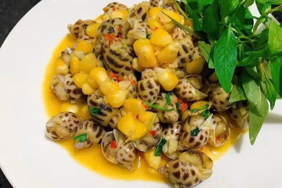 Đối với hệ xương khớp và cơ bắp, canxi và magie trong ốc hương giúp duy trì mật độ xương, làm chậm quá trình thoái hóa theo tuổi tác. Nguồn protein dễ hấp thu cũng hỗ trợ phát triển và phục hồi cơ bắp, đặc biệt có lợi cho người cao tuổi hoặc người thường xuyên vận động. Ảnh minh họa