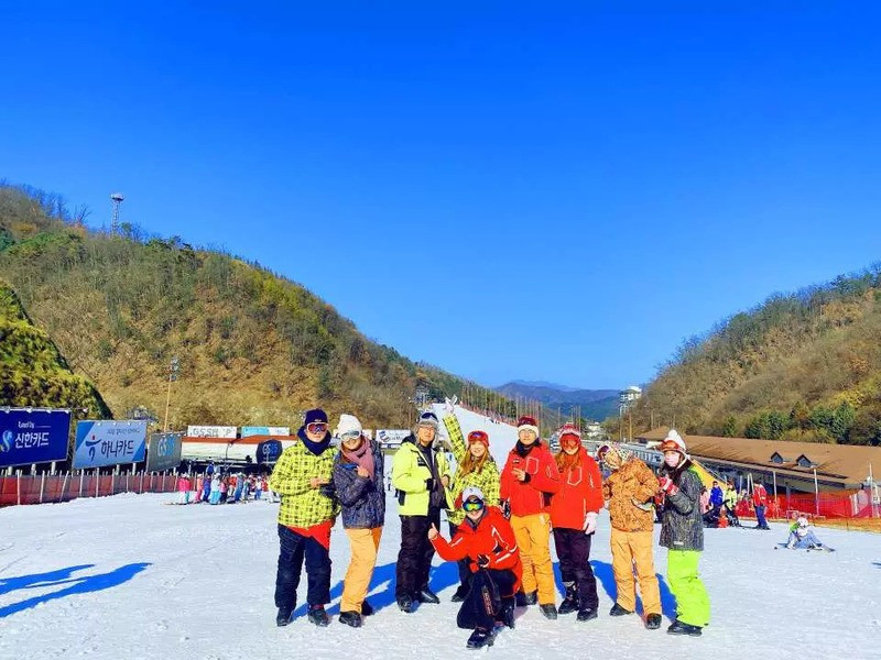 Trong khi đó, Elysian Gangchon, cách Seoul khoảng 1,5 giờ di chuyển, là điểm đến phù hợp cho cả người mới lẫn dân chuyên nghiệp với 10 đường trượt đa dạng và đội ngũ huấn luyện viên tận tình. Do đây là địa điểm trượt tuyết được yêu thích, du khách nên đặt phòng trước để có trải nghiệm trọn vẹn. Ảnh datviettour