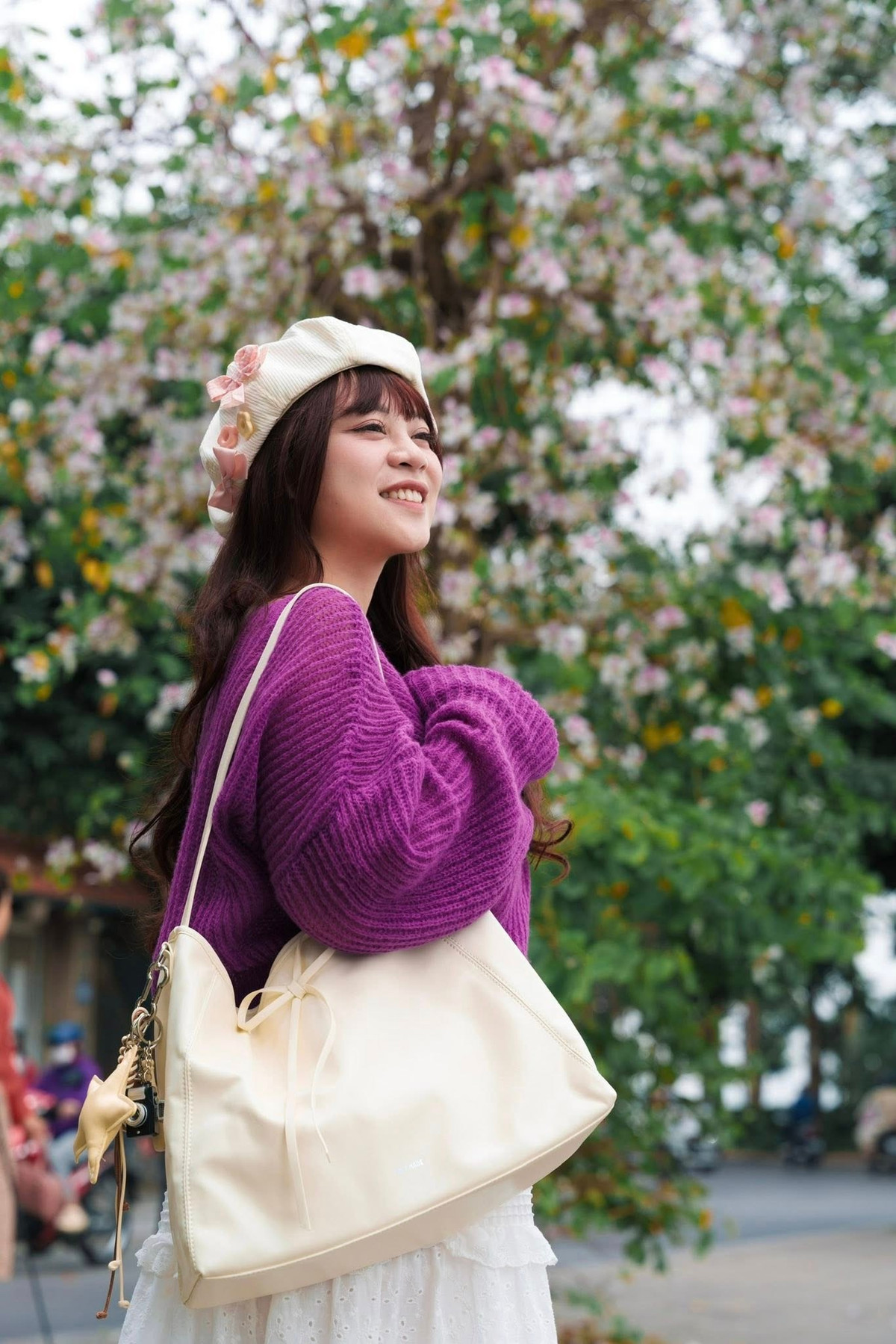 Vốn là loài hoa gắn liền với núi rừng, hoa ban mang theo nét hoang sơ, tinh khôi hiếm có giữa không gian đô thị. Chính vẻ đẹp mộc mạc ấy khiến mỗi mùa hoa về, Hà Nội lại mang một sắc thái rất riêng dịu dàng, trong trẻo và đầy chất thơ.