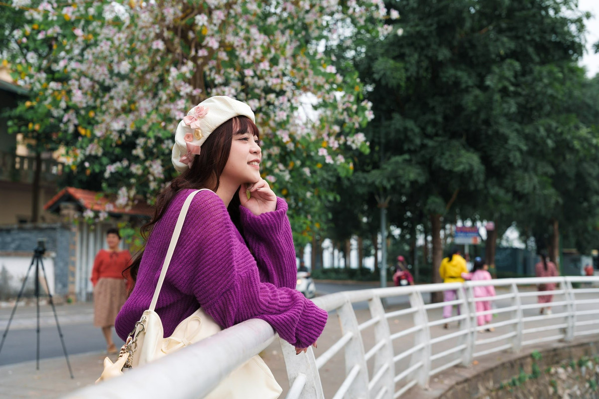 Khi những đợt gió lạnh thưa dần và nắng bắt đầu ấm lên, hoa ban lại bung nở trên nhiều con phố Hà Nội. Những tán hoa trắng, tím nhẹ nhàng phủ lên nền trời trong, tạo nên khung cảnh vừa lạ vừa quen, khiến người đi đường có cảm giác như đang lạc giữa miền núi rừng Tây Bắc.