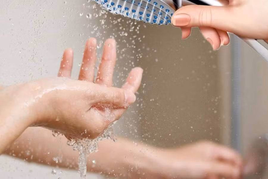 Thói quen tắm nước quá nóng cũng khiến da mất ẩm, bong tróc và nhanh lão hóa. Hãy chọn nước ấm vừa phải, rút ngắn thời gian tắm và dưỡng ẩm ngay sau đó. Ảnh minh hoạ