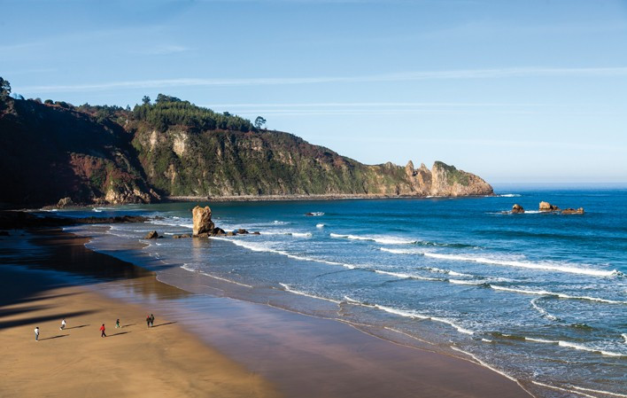 Tại Tây Ban Nha, sự thoải mái trong kỳ nghỉ đôi khi trở thành “cạm bẫy” tài chính. Ở Benidorm, bơi trên biển từ nửa đêm đến 7h sáng bị cấm nghiêm ngặt nhằm đảm bảo an toàn cho du khách, với mức phạt có thể lên đến hơn 1.000 USD. Ngủ qua đêm trên bãi biển cũng bị xem là vi phạm trật tự công cộng, đặc biệt tại những địa điểm chịu áp lực du khách lớn. Không chỉ trên bãi biển, ngay tại các con phố vui chơi về đêm ở Seville, các nhóm du khách gây ồn ào cũng phải đối mặt với chế tài kiểm soát nghiêm ngặt, nhằm bảo vệ đời sống cư dân. Ảnh Internet