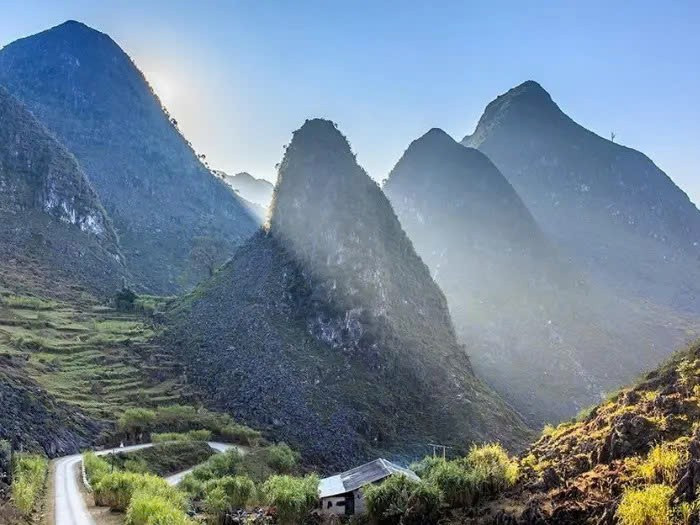 Các khối đá karst đồ sộ, di chỉ cổ sinh vật, hang động và lớp trầm tích xếp tầng qua hàng trăm triệu năm đã tạo nên “bảo tàng địa chất ngoài trời” độc đáo trên thế giới. Du khách không chỉ được chiêm ngưỡng cảnh quan hùng vĩ mà còn có cơ hội tìm hiểu về lịch sử tiến hóa của Trái đất một cách sinh động và gần gũi. Ảnh PYSTravel