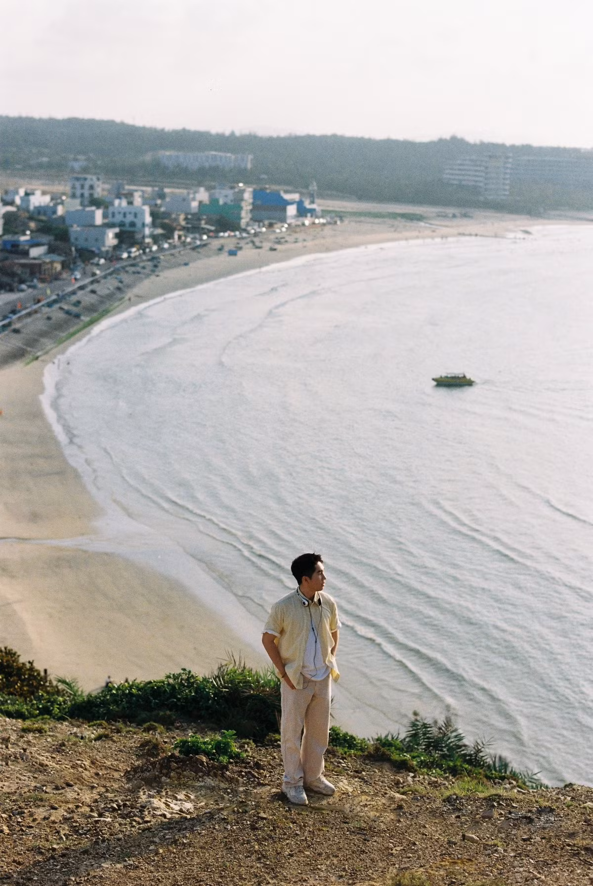 Bãi Bấc không dài, nhưng có đường bờ cong hình lưỡi liềm ôm lấy mặt nước xanh trong. Nước biển nơi đây đặc biệt trong vắt, có thể nhìn thấy tận đáy khi trời nắng. Những bãi đá trắng ngà xen giữa cát mịn tạo nên điểm nhấn tự nhiên hiếm thấy. Sóng nhẹ, gió mát, không khí tĩnh lặng khiến nơi đây như một ﻿ bức tranh biển thanh bình chưa được chạm đến bởi du lịch đại trà. Ảnh Tấn Phan