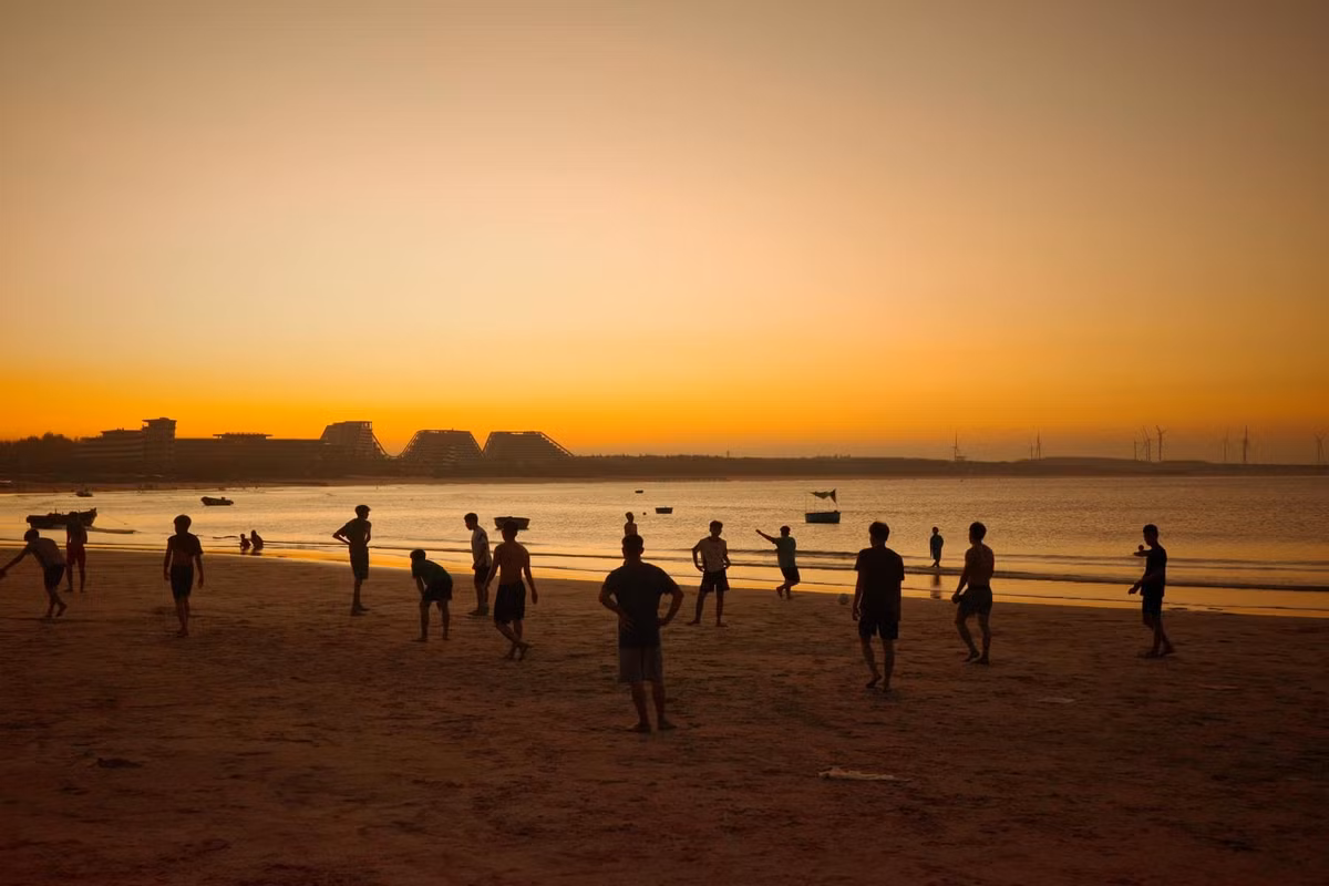 Một số tour còn kèm hoạt động chụp ảnh flycam, chèo SUP, hoặc cắm trại nhẹ bên bờ biển nếu khách yêu cầu. Đây là lựa chọn phù hợp với gia đình có trẻ nhỏ, nhóm bạn hoặc du khách muốn tận hưởng trọn vẹn vẻ đẹp vùng biển mà không cần lo chuyện di chuyển, chuẩn bị. Ảnh Tuyển