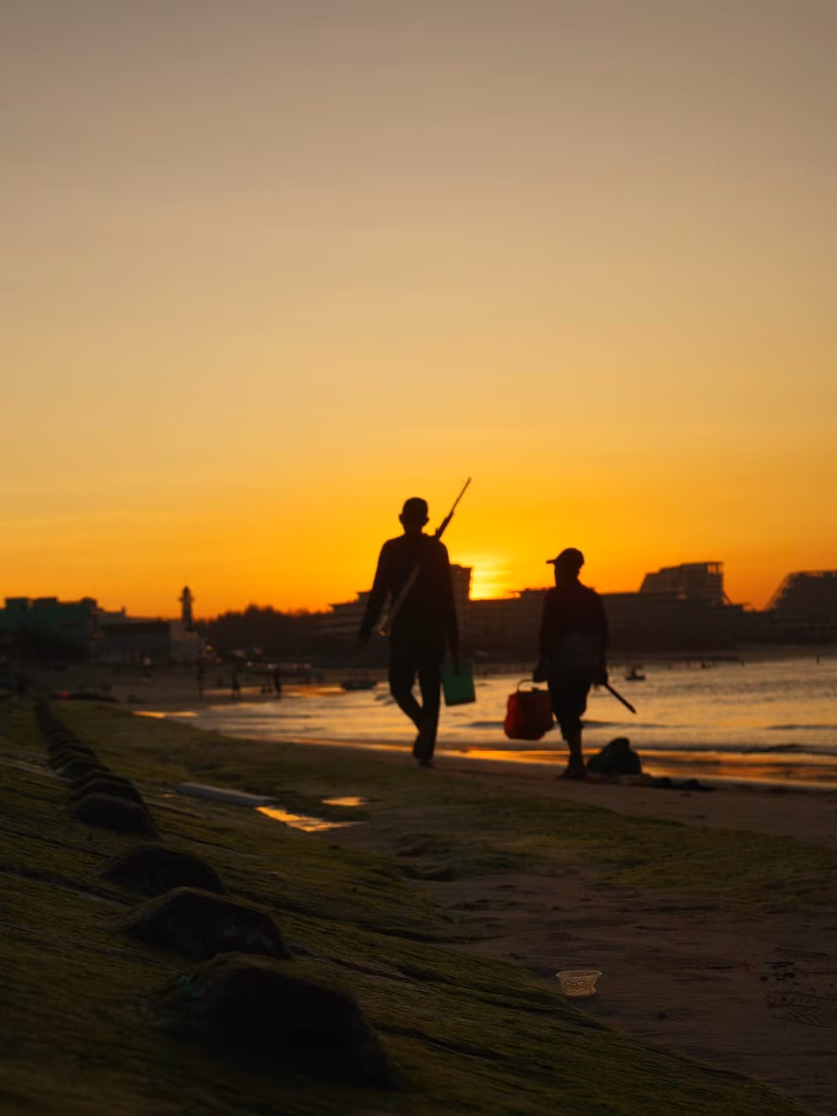 Nếu đã quá quen với những điểm check-in đông đúc, du khách nên một lần tìm về bãi Bấc Nhơn Lý – nơi không khiến người ta choáng ngợp, mà làm ta lặng người bởi vẻ đẹp nhẹ nhàng, thuần khiết và bình yên đến kỳ lạ. Ảnh Tuyển