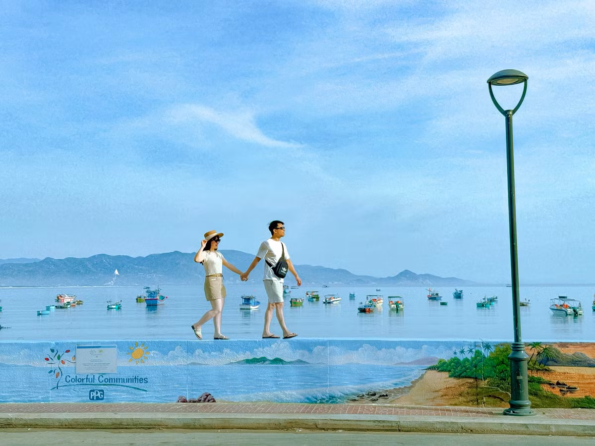 Cách trung tâm thành phố Quy Nhơn khoảng 20km, bãi Bấc thuộc làng chài Nhơn Lý – một trong những địa phương ven biển lâu đời, nổi tiếng với nghề đánh bắt và làm nước mắm truyền thống. Khác với những điểm đến du lịch đông đúc, bãi Bấc không có hàng quán, không dịch vụ xô bồ. Chỉ có biển xanh, cát trắng và những chiếc thuyền thúng nằm nghiêng trong nắng. Ảnh Phạm Văn Phong