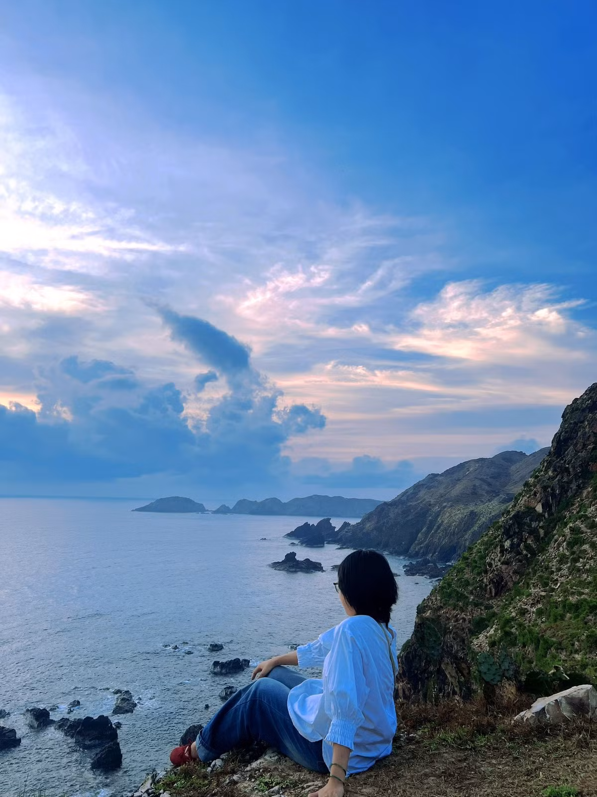 Buổi chiều, cả vùng biển trở nên êm đềm, phản chiếu màu trời hồng nhạt khi hoàng hôn buông xuống. Cảnh vật gần như bất động, chỉ còn tiếng gió và tiếng sóng thủ thỉ như lời ru từ đại dương. Ảnh Phạm Văn Phong