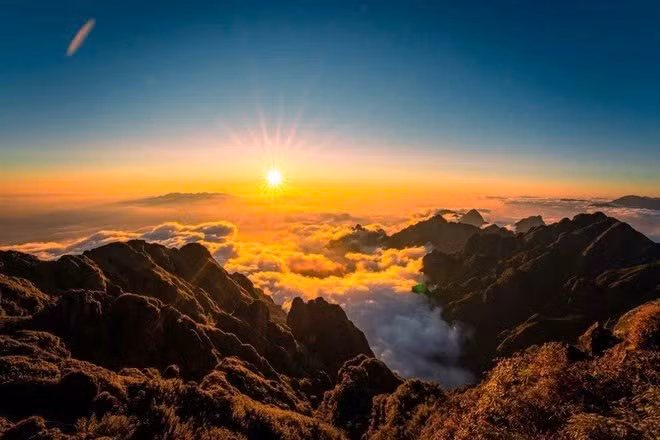 Khi những cơn gió mùa đông se lạnh tràn về, từ tháng 10 đến tháng 3 hằng năm, Fansipan khoác lên mình chiếc áo huyền ảo – mùa của những biển mây bồng bềnh khiến người lữ khách không khỏi ngỡ ngàng. Ảnh Bùi Văn Hải