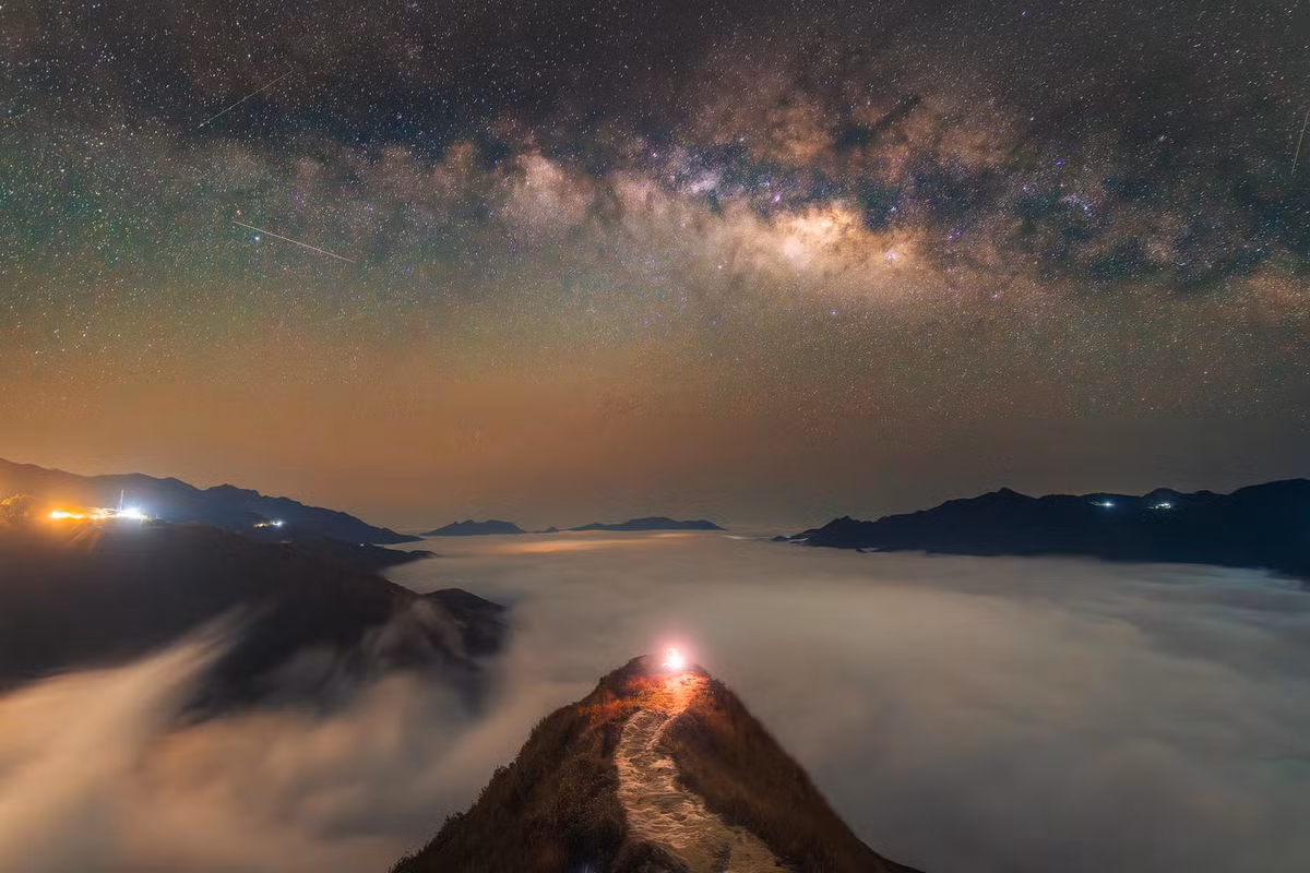 Những vị trí được giới săn ảnh đánh giá có thể chụp Milky Way thành công ở Tà Xùa gồm sống lưng khủng long, khu cắm trại Đỉnh Gió, quán cà phê Trạm Mây, Ngaynaodo và homestay Lu Trế – những nơi có tầm nhìn thoáng, ít bị ánh sáng nhân tạo che lấp. Ảnh Nguyễn Trung Hiếu