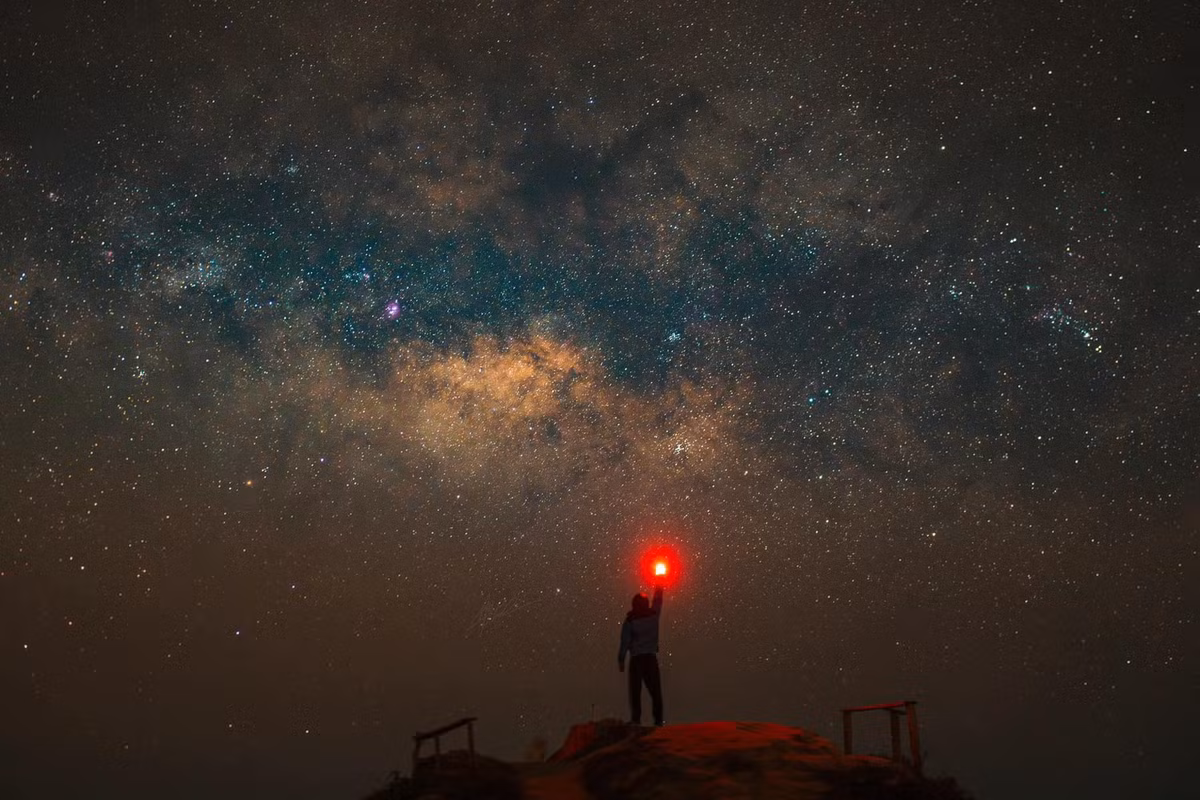 Vào những đêm trời quang, giữa không gian tĩnh lặng của núi rừng Tây Bắc, bầu trời Tà Xùa bừng sáng với hàng triệu vì sao, và dải ngân hà rực rỡ vắt ngang qua đỉnh núi. Đó là khoảnh khắc hiếm hoi mà du khách hay các nhiếp ảnh gia phải chờ đợi, thậm chí đánh đổi nhiều đêm thức trắng giữa sương lạnh để được chiêm ngưỡng. Ảnh Nguyễn Trung Hiếu