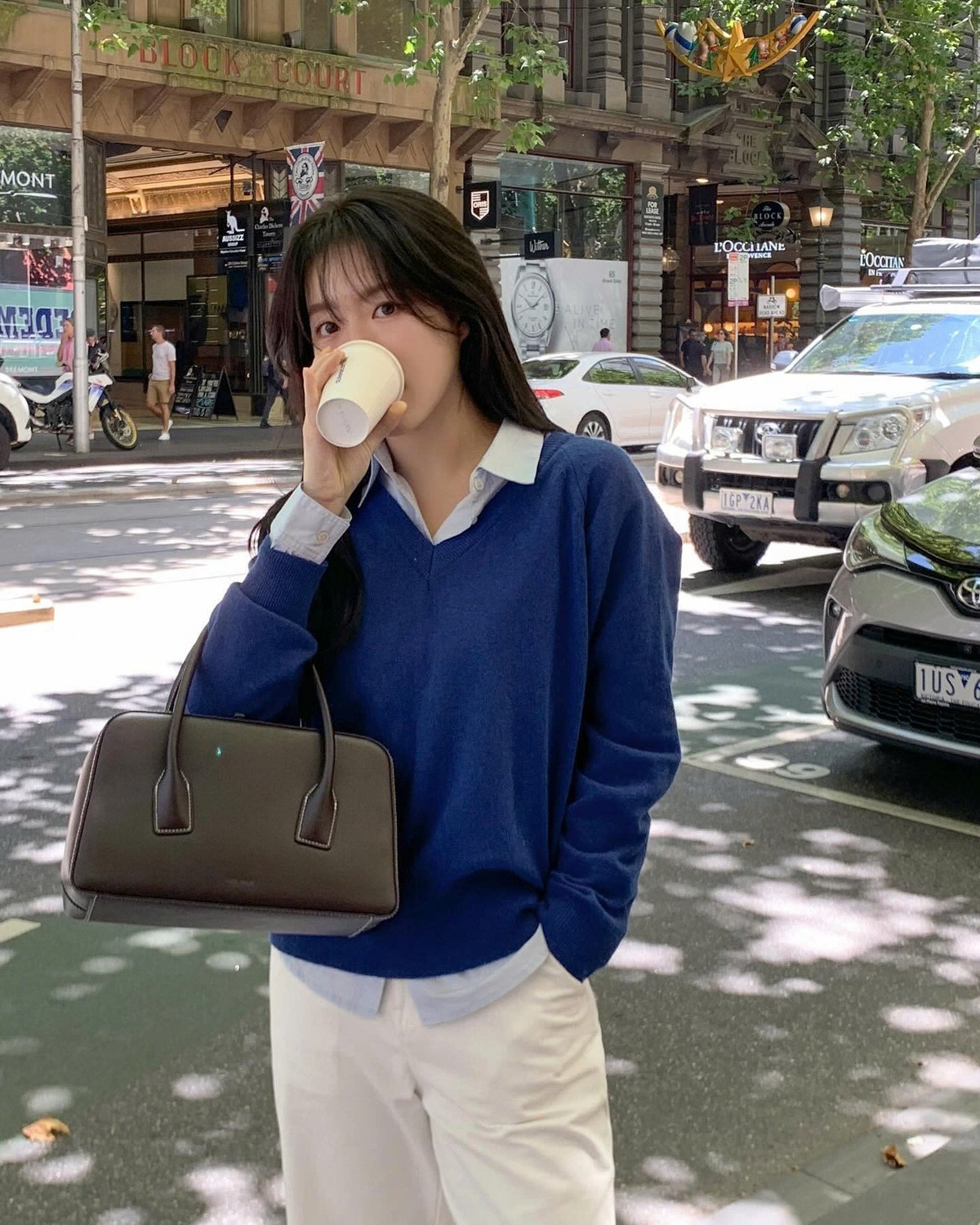 Áo len Tết 2026 không còn bó hẹp trong gam trung tính mà nổi bật với các màu sắc mang ý nghĩa may mắn như đỏ, vàng, xanh ngọc hay pastel. Những gam màu này giúp diện mạo trông tươi tắn và tràn đầy năng lượng. Ảnh minh họa