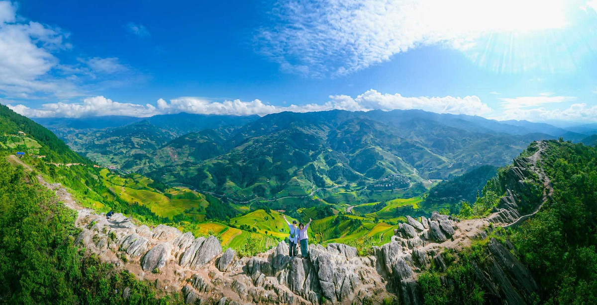 Hình ảnh những bước chân chậm rãi trên mỏm đá, phía sau là tầng tầng lớp lớp ruộng bậc thang nối tiếp nhau, khiến ai cũng có cảm giác như đang đứng giữa lưng chừng trời. Ảnh Phuong Anh Pham