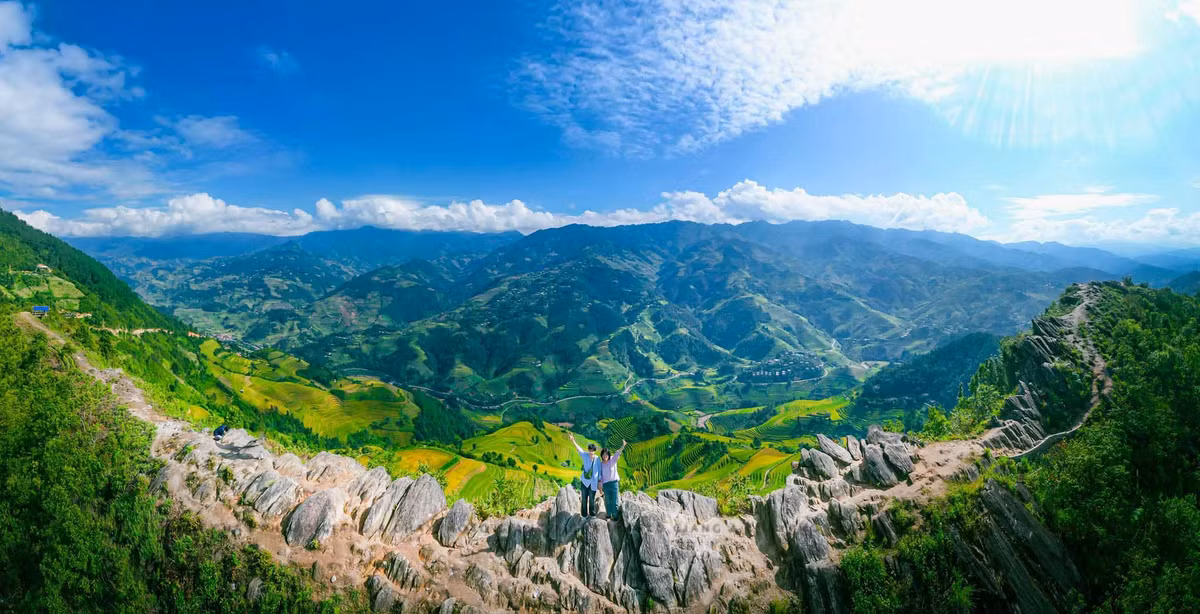 Hình ảnh những bước chân chậm rãi trên mỏm đá, phía sau là tầng tầng lớp lớp ruộng bậc thang nối tiếp nhau, khiến ai cũng có cảm giác như đang đứng giữa lưng chừng trời. Ảnh Phuong Anh Pham