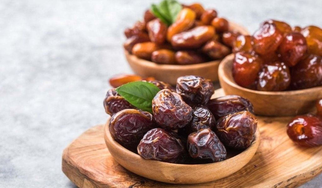 Một số nghiên cứu cho thấy chà là có thể góp phần hạn chế tích tụ mỡ trong gan và hỗ trợ kiểm soát đường huyết, qua đó giảm nguy cơ rối loạn chuyển hóa liên quan đến gan. Ảnh minh họa