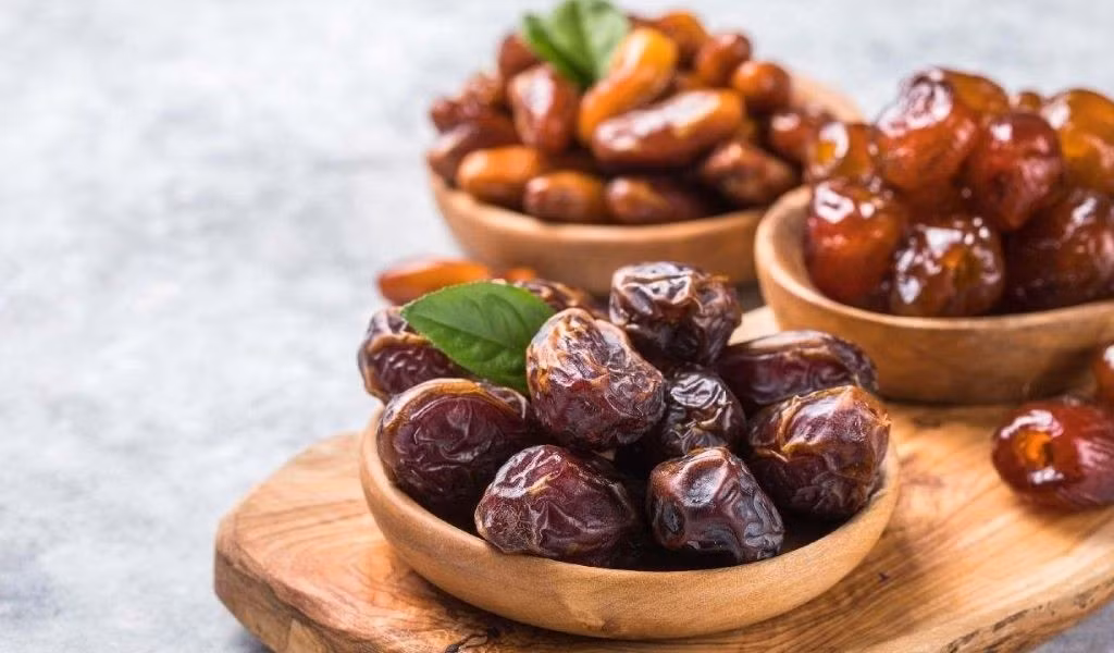 Một số nghiên cứu cho thấy chà là có thể góp phần hạn chế tích tụ mỡ trong gan và hỗ trợ kiểm soát đường huyết, qua đó giảm nguy cơ rối loạn chuyển hóa liên quan đến gan. Ảnh minh họa