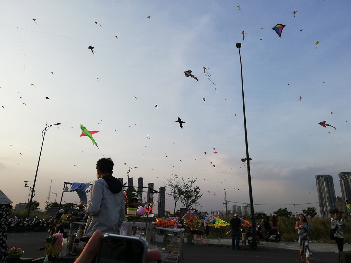 Thả diều giữa thành phố không chỉ mang đến cảm giác thư giãn, mà còn là cách để kết nối với thiên nhiên, gia đình và bạn bè. Với nhiều điểm đến lý tưởng, TP.HCM đang dần khơi gợi lại một thú vui xưa trong nhịp sống hiện đại. Ảnh Diều Phong Vân