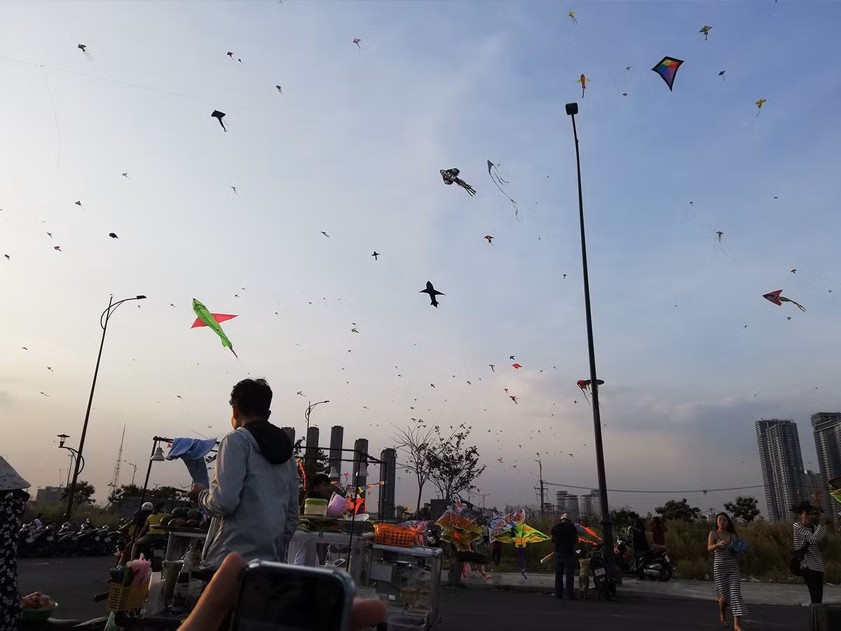 Thả diều giữa thành phố không chỉ mang đến cảm giác thư giãn, mà còn là cách để kết nối với thiên nhiên, gia đình và bạn bè. Với nhiều điểm đến lý tưởng, TP.HCM đang dần khơi gợi lại một thú vui xưa trong nhịp sống hiện đại. Ảnh Diều Phong Vân