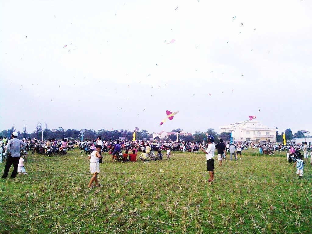 Công viên Gia Định (quận Gò Vấp) cũng là lựa chọn lý tưởng cho các gia đình có con nhỏ. Với diện tích rộng, nhiều cây xanh và thảm cỏ, đây là nơi phù hợp để tổ chức các hoạt động ngoài trời như thả diều, picnic. Gió ổn định vào buổi chiều tạo điều kiện thuận lợi để diều bay cao, đặc biệt là các loại diều lớn hoặc diều nghệ thuật. Ảnh Mytour blog