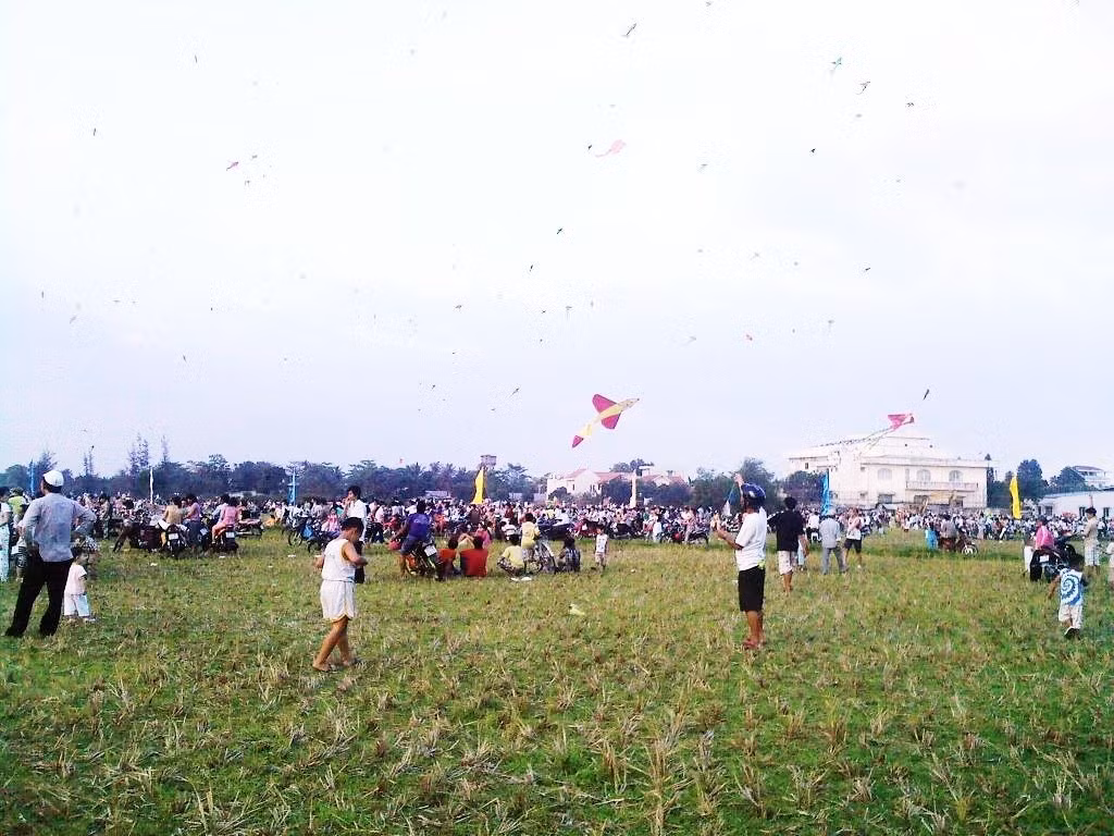 Công viên Gia Định (quận Gò Vấp) cũng là lựa chọn lý tưởng cho các gia đình có con nhỏ. Với diện tích rộng, nhiều cây xanh và thảm cỏ, đây là nơi phù hợp để tổ chức các hoạt động ngoài trời như thả diều, picnic. Gió ổn định vào buổi chiều tạo điều kiện thuận lợi để diều bay cao, đặc biệt là các loại diều lớn hoặc diều nghệ thuật. Ảnh Mytour blog