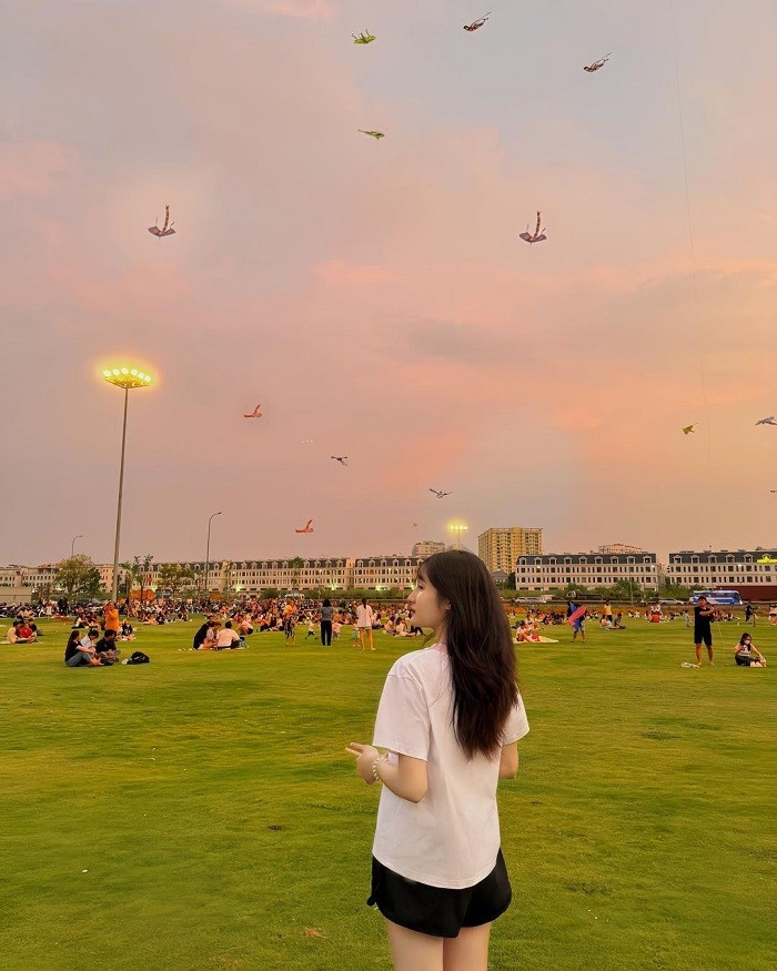 Dù thả diều là hoạt động đơn giản, người chơi cũng cần lưu ý một số điều để đảm bảo an toàn. Hãy chọn khu vực thoáng đãng, tránh gần đường dây điện hay nơi có nhiều phương tiện qua lại. Ảnh Internet