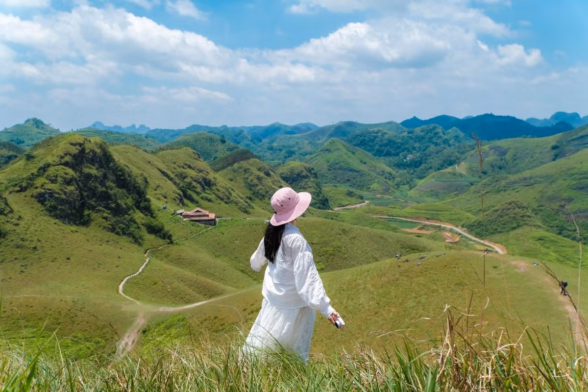 Vietravel cung cấp tour Cao Bằng 3 ngày 2 đêm, với hành trình tham quan thác Bản Giốc, động Ngườm Ngao, đèo Mã Phục và khu di tích Pác Bó. Chuyến đi bao gồm dịch vụ đầy đủ từ xe, ăn uống đến hướng dẫn viên, đảm bảo mang lại cho du khách một chuyến đi trọn vẹn. Saigontourist cũng có tour Cao Bằng 3 ngày 2 đêm, giúp du khách dễ dàng thưởng thức vẻ đẹp thiên nhiên và tìm hiểu về lịch sử cách mạng tại Pác Bó, thác Bản Giốc, động Ngườm Ngao. Ảnh Ba Đức Mình