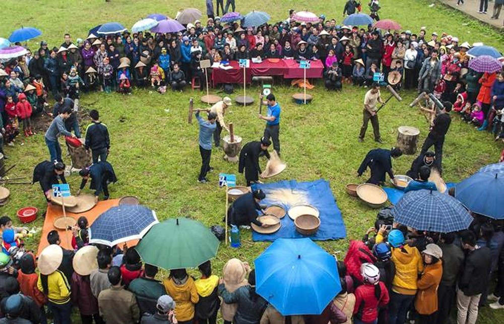 Du xuân Quỳnh Sơn sẽ trở nên trọn vẹn hơn khi thưởng thức những món ăn đặc trưng của người Tày nơi đây. Bánh chưng đen dẻo thơm, lạp xưởng gừng núi, bánh ngải, khâu nhục, xôi cẩm, vịt quay Bắc Sơn hay quýt vàng mọng nước không chỉ hấp dẫn bởi hương vị mà còn mang đậm không khí Tết vùng cao. Ảnh TTXVN