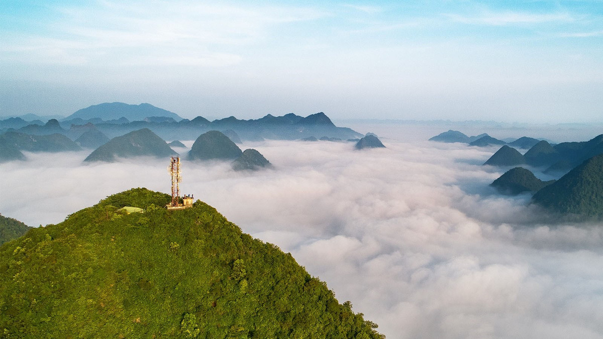 Từ đỉnh núi, bức tranh làng quê hiện ra hài hòa với ruộng đồng, sông suối, bản làng yên bình, mang lại cảm giác thư thái hiếm có trong những ngày đầu năm mới. Ảnh vietgoing