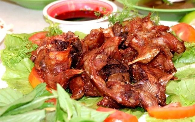 Từ chuột dừa, người miền Tây có thể chế biến thành nhiều món như hấp, quay chảo, xào lăn hay rim mặn ngọt. Tuy nhiên, món được ưa chuộng nhất vẫn là chuột dừa nướng. Ảnh MIA