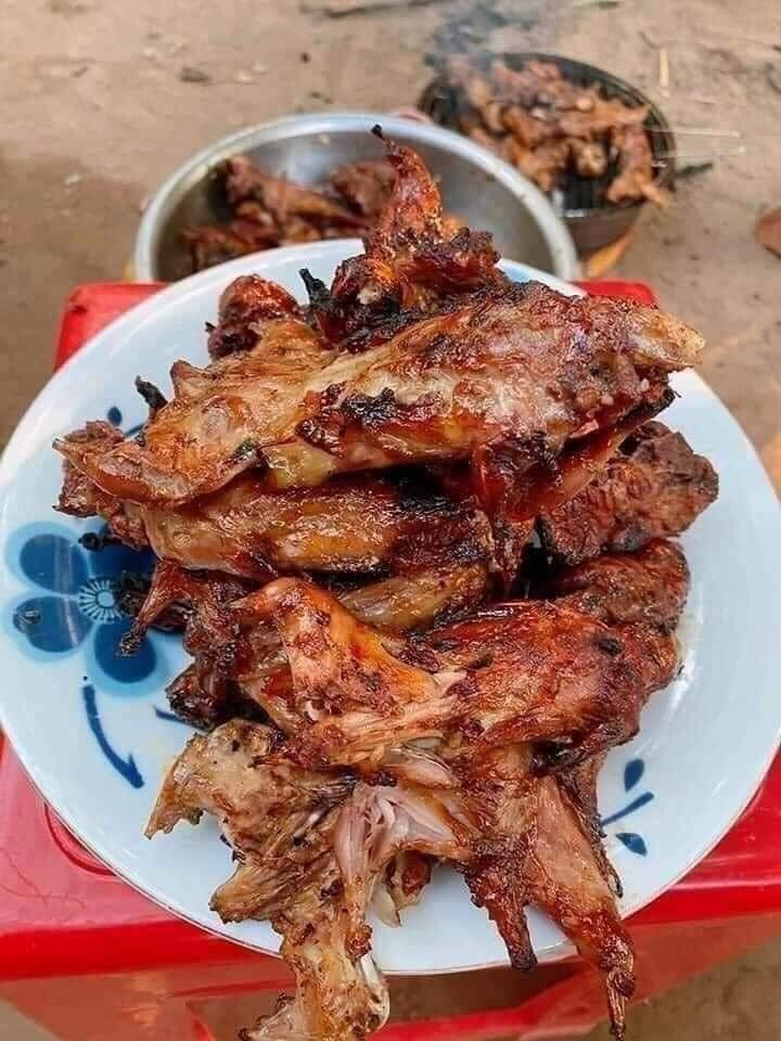 Theo người dân địa phương, chuột dừa có thân dài, lông mượt và sạch. Thịt chuột sau khi chế biến không hề tanh mà thơm, săn chắc, hơi dai, vị ngọt tự nhiên. Nhiều thực khách từng thưởng thức cho biết, nếu vượt qua được rào cản tâm lý ban đầu, hương vị của chuột dừa thậm chí còn hấp dẫn hơn cả thịt gà ta. Ảnh Hồ Ngọc Quý