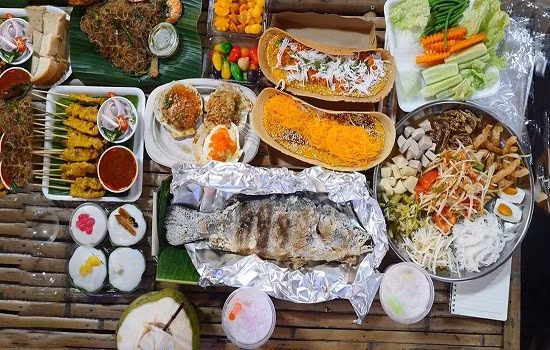 Ẩm thực Thái Lan từ lâu đã nổi tiếng với những món ăn cay nồng, đậm đà hương vị, chinh phục hàng triệu du khách quốc tế. Nhưng bên cạnh Pad Thái, Tom Yum hay cà ri đỏ, vẫn có một “góc tối” trong văn hóa ẩm thực Thái – nơi chỉ những người thật sự dũng cảm mới dám nếm thử. Dưới đây là bốn món đặc sản “rợn người” được xem là thử thách thần kinh thép cho bất kỳ ai muốn trải nghiệm ẩm thực Thái Lan một cách trọn vẹn. Ảnh Vietnambooking