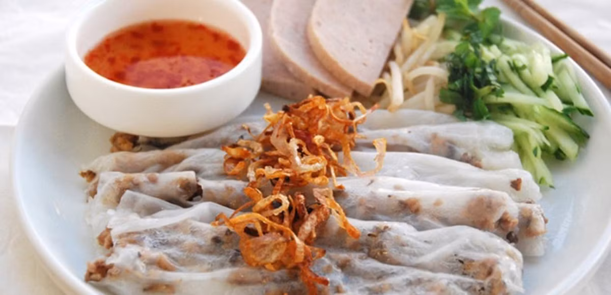 Tuy giống với bánh cuốn ở miền Bắc, bánh mướt xứ Nghệ lại mang một nét riêng nhờ vào lớp bánh mềm mịn, dẻo dai và thường ăn kèm với chả, thịt nướng hoặc lòng heo. Nước mắm chấm được pha chế rất vừa miệng, tạo nên tổng thể hoàn hảo cho món ăn này. Ảnh Món ngon xứ Nghệ
