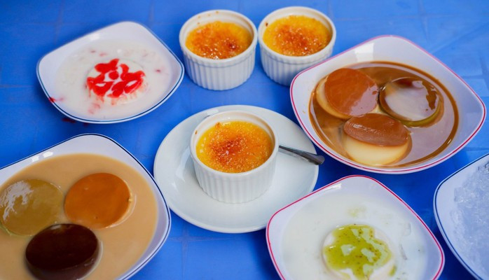 Nếu muốn đổi vị bằng những món ngọt nhẹ nhàng, The Flan là điểm dừng chân được nhiều người yêu thích. Quán nổi bật với thực đơn bánh flan và các món tráng miệng đa dạng, từ truyền thống đến biến tấu hiện đại. Bánh mềm mịn, vị béo vừa phải, ăn cùng caramel hay trái cây đều dễ gây “nghiện”. Không gian nhỏ, giản dị nhưng đủ ấm cúng để thực khách thong thả tận hưởng một buổi tối chậm rãi giữa lòng thành phố. Ảnh Foody