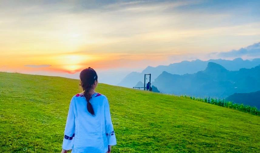 Ngoài các điểm kể trên, miền Bắc còn nhiều lựa chọn khác để đón bình minh: Vịnh Hạ Long, với hàng nghìn hòn đảo đá vôi chìm trong sương; Ngải Thầu Hạ, Chu Va, nơi mây trắng phủ thung lũng bản làng; hay Cao Bằng, Lạng Sơn, đồi chè Long Cốc (Thái Nguyên), nơi thiên nhiên hòa quyện cùng ánh sáng bình minh tạo cảm giác thanh tịnh và thư giãn. Ảnh Vietnamtourism