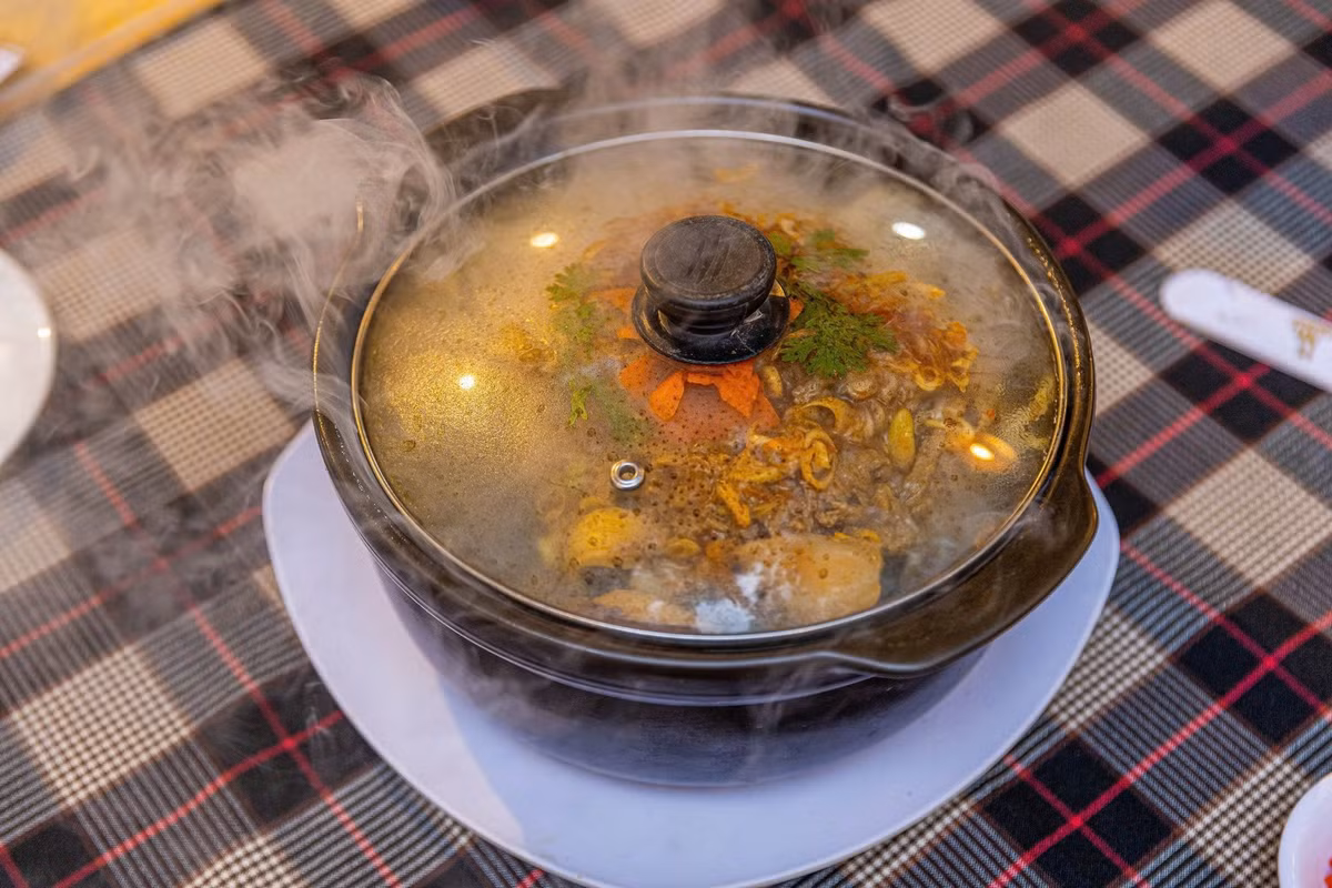 Món ăn không chỉ hấp dẫn bởi vị ngọt mềm của thịt mà còn tạo nên một “show” nấu ăn tại bàn đầy thú vị. Ảnh Mỹ Hân